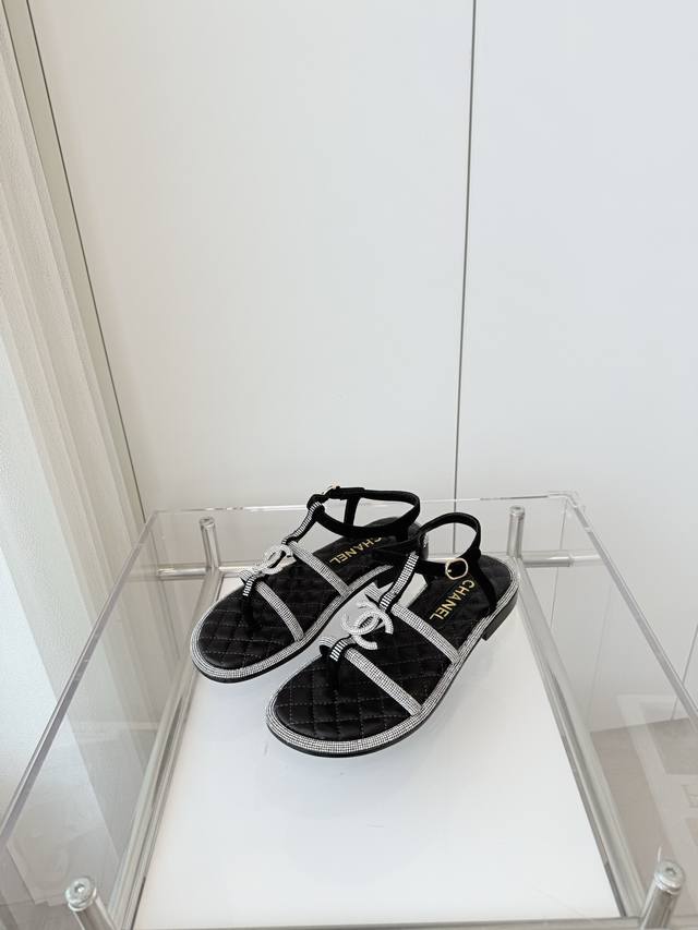 小香2025新品凉鞋 ～～～市场最高版～～～同原版1：1复制！ 面料：麂皮 跟高：1.8Cm 大底：意大利皮底 码数：35-39 40、定做不退换