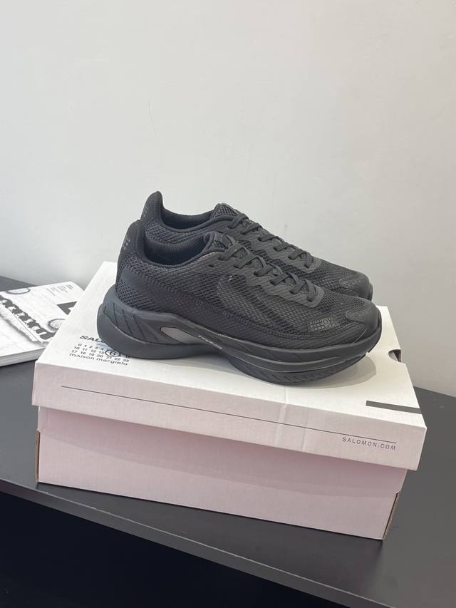 Mm6 X Salomon 新品联名款 运动鞋 Spectur 2是Mm6 Maison Margiela与Salomon合作的2025春夏系列鞋款 以公路跑鞋