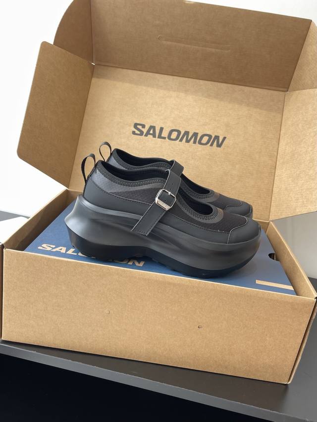 Cdg X Salomon 萨洛蒙 联名款Xt-6 系列 玛丽珍 厚底休闲运动鞋 延续品牌设计基因 融合简约的设计和实用的技术性 依旧是黑白简约配色 鞋身上的品