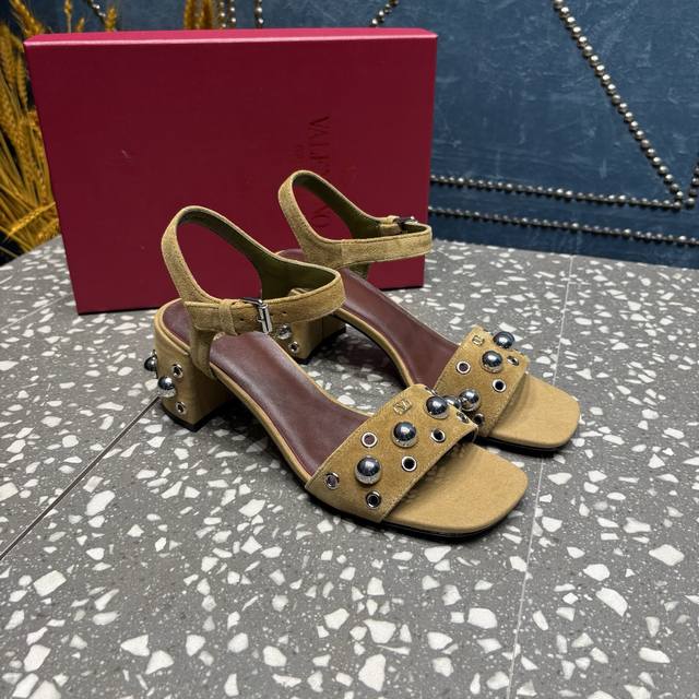 Valentino 华伦天伦 专柜1:1 鞋面：牛皮 牛京皮 内里：羊皮 跟高：5.5Cm 大底：真皮大底 码数：35-42码 40.41.42定制 价格P：