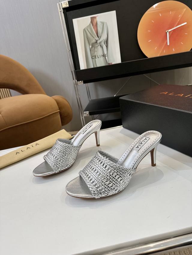 Price: 皮盒+15 品 牌：Alaia 阿莱亚25S新品复古扣带玛丽珍鞋芭蕾舞鞋 走秀款平底芭蕾舞鞋章小蕙同款甜酷芭蕾风，人气超高的一款芭蕾舞鞋，浪漫又迷