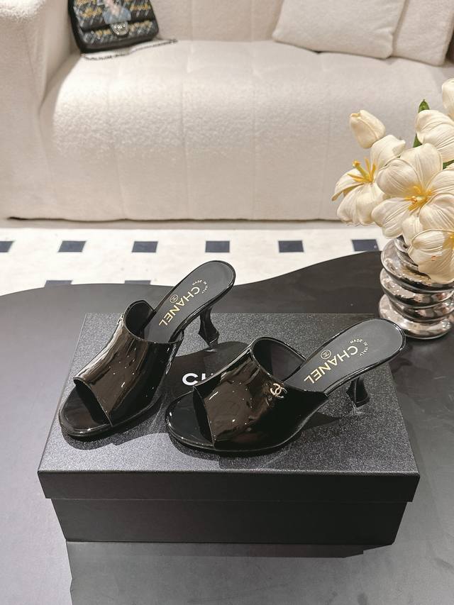 35-40 40定制不退换 高版本 Chanel 25C小香春夏高跟走秀款蜜儿拖鞋 夏天的高跟拖鞋莫名让人感到高级时尚 侧面镶嵌了双C 标志 太精致了 简约牛