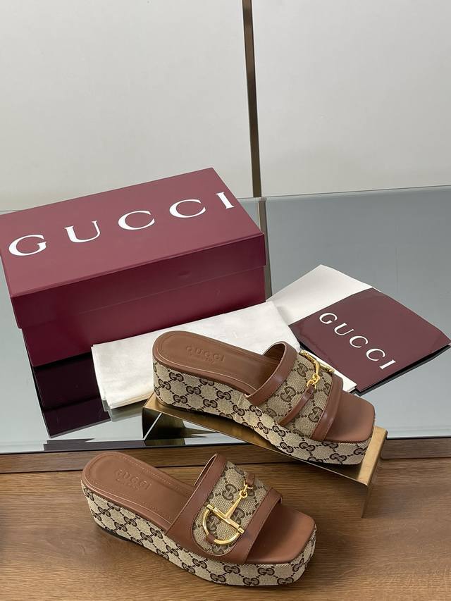 Gucci 古奇夏季最新D字浅金马衔扣新品船底防水台露趾一字拖鞋厚底 Gucci大D半马衔扣凉鞋 坡跟厚底防水台露趾凉鞋，鞋柜必备款 原版套楦 高端品质 这款凉