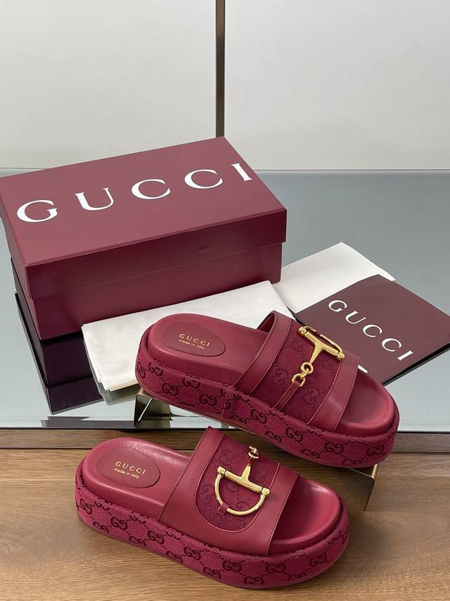 2025Gucci 古奇夏季最新D字浅金马衔扣新品厚底防水台露趾一字拖鞋厚底 Gucci大D半马衔扣凉鞋 坡跟厚底防水台露趾凉鞋，鞋柜必备款 原版套楦 高端品质