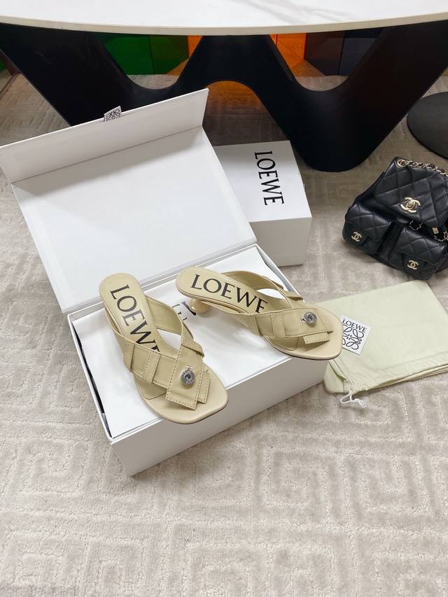 平底 ，中跟 Loewe 罗意威 25Ss夏季新款 钮扣设计夹脚平底凉拖鞋小猫跟高跟人字拖鞋 一双设计感很强的拖鞋Loewe新出的拖鞋也太好看了吧引用裤装腰带位