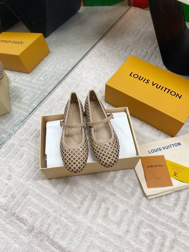 出厂 25Ss春季新款Louis Vuitton Lv Romy 平底芭蕾鞋冲孔镂空玛丽珍鞋 本款 Romy 平底芭蕾鞋为牛皮革融入Monogram 花卉穿孔，