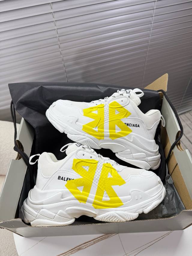 Balenciaga 最新情侣款系列；老爹鞋，运动鞋 通过做旧、3D打印、多层组合底、涂鸦等细节，用一双 旧鞋 传递设计师对复古风格的构想，完美展示了现代潮流与