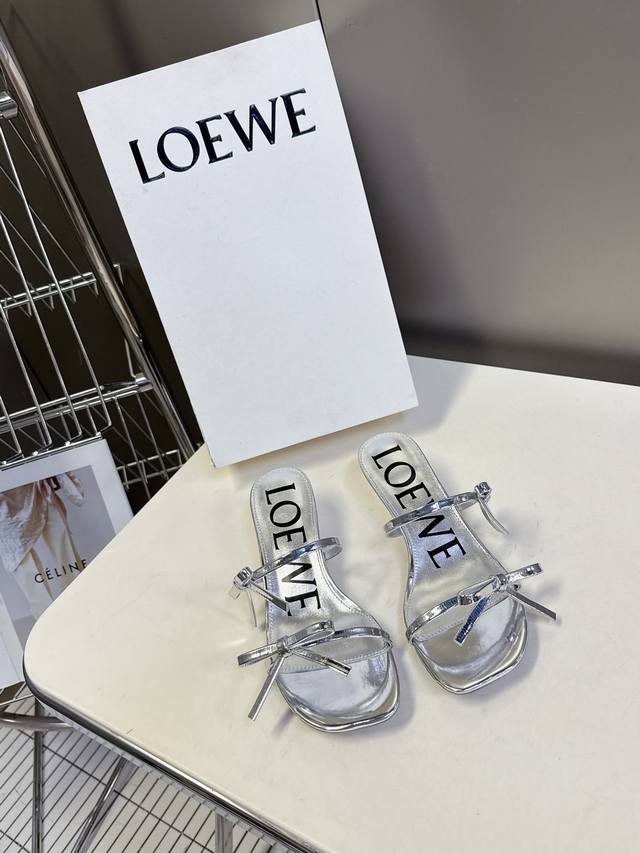 罗意威Loewe2025春夏最新款时装凉鞋 今年超火的品牌 好多明星网红时尚博主种草 喜欢这种风格的小仙女必须要入手哦！鞋面采用进口蝴蝶结手工澳钻 内里混种羊皮