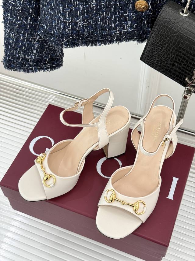 粗跟 防水台 Gucci 古驰经典马衔扣高跟凉鞋 将经典马衔扣以闪耀的金色金属呈现 双环与长条形的巧妙组合 精致又吸睛 彰显着Gucci独有的奢华格调 当阳光洒