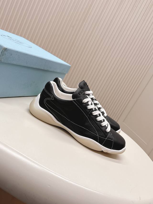 Prada 普拉达 25Ss 新款休闲运动鞋 精工制造，缝线均匀，皮质质感一览无余，多色拼接，时尚大方，柔软舒适透气，外侧饰有Prada字母徽标 鞋舌饰有经典字
