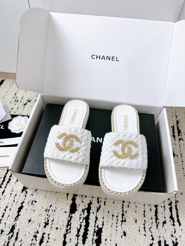 代购级品质 Chanel 小香25 A夏季新款拖鞋来啦！ 每年必入的经典款1！这次的设计更加高级，瞬间提升你的穿搭品味～ 所有材质均按原版1:1定制，购入正品开