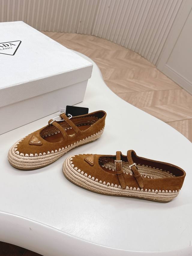 顶级版 Prada 普拉达25新款经典三角扣草编渔夫玛丽珍鞋 复古手工编织意韵融于日常，以现代笔触刻画经典轮廓 从经典日式鞋履汲取灵感，繁而简练适合多种造型，步