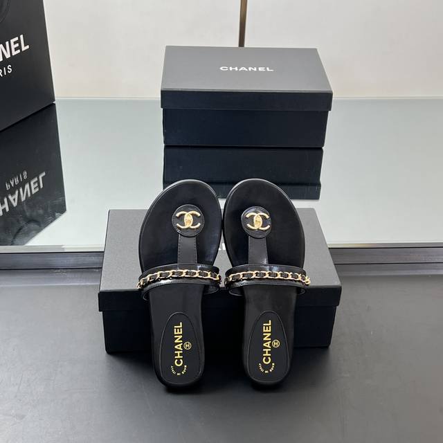 工厂P价 Chanel 春夏新款夹脚凉拖鞋 小羊皮材质细腻柔软～鞋面双C“Logo”链条饰以点缀～精致又高级～时髦洋气～上脚太美了～不挑脚型真的很好看日常度假出
