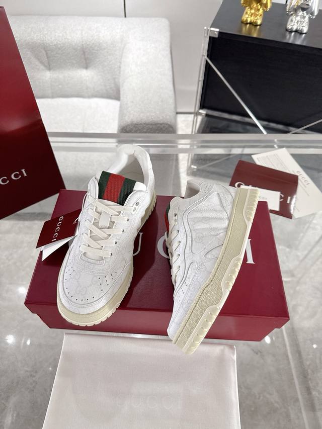 情侣款 新配色Gucci Re-Web系列情侣款运动鞋 小白鞋 Re-Web是由品牌创意总监Sabato De Sarno倾心设计的首个运动鞋系列，以现代版型大