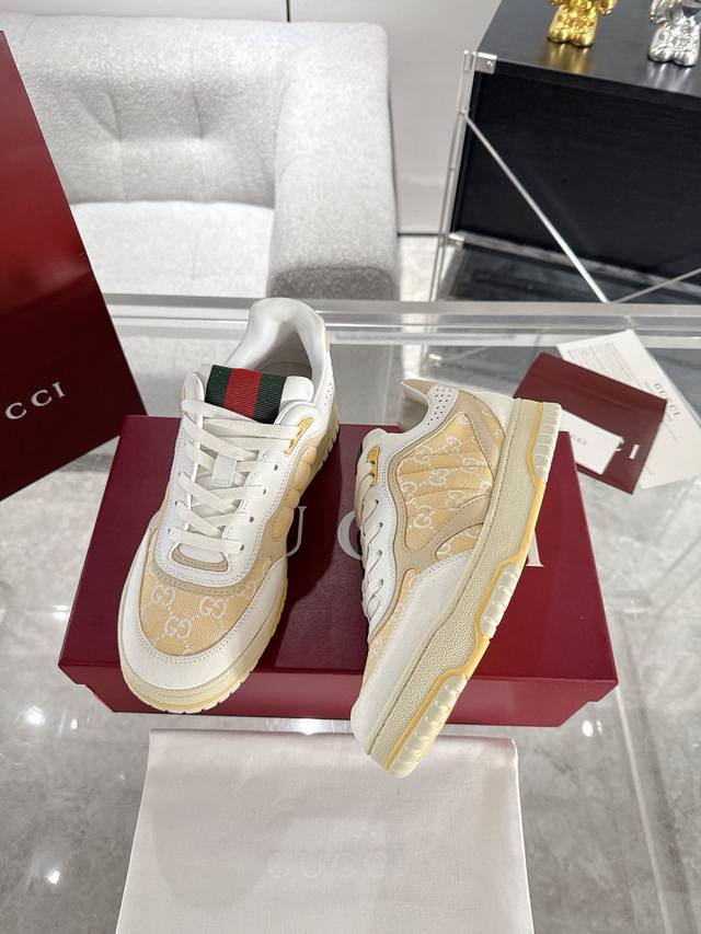 男款 新配色Gucci Re-Web系列情侣款运动鞋 小白鞋 Re-Web是由品牌创意总监Sabato De Sarno倾心设计的首个运动鞋系列，以现代版型大胆