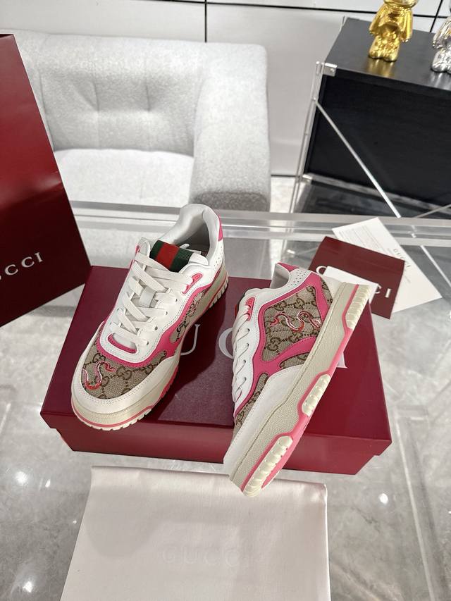 女款 新配色Gucci Re-Web系列情侣款运动鞋 小白鞋 Re-Web是由品牌创意总监Sabato De Sarno倾心设计的首个运动鞋系列，以现代版型大胆