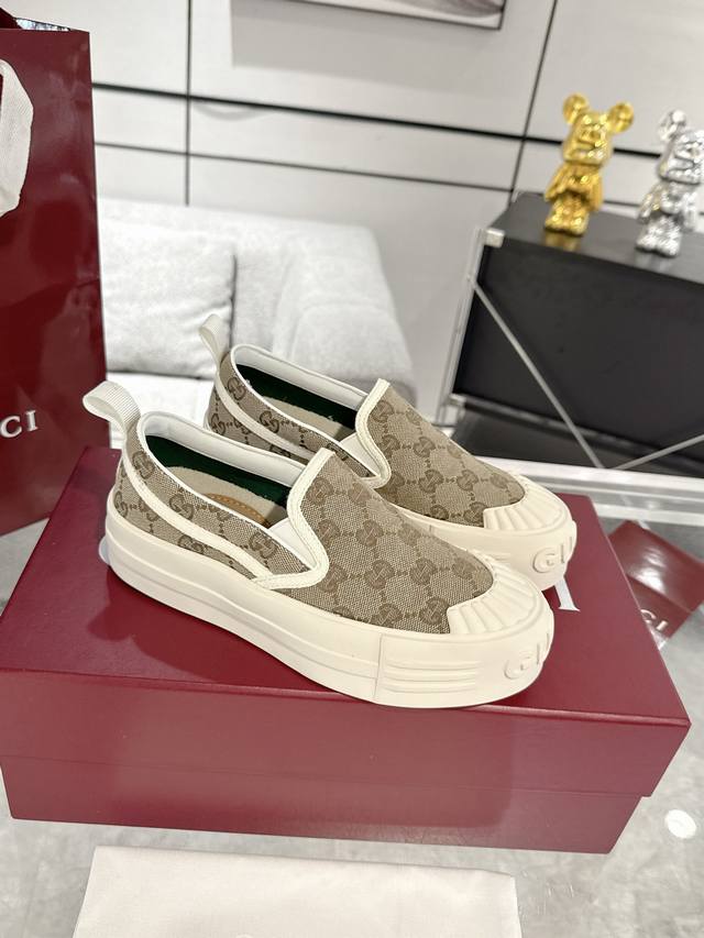 情侣款 Gucci Gg帆布鞋 小白鞋 休闲鞋 这款运动鞋以标志性Gg帆布匠心打造，将典藏设计与现代美学巧妙糅于一体。大胆前卫的廓形配以“Gucci”印花压纹橡