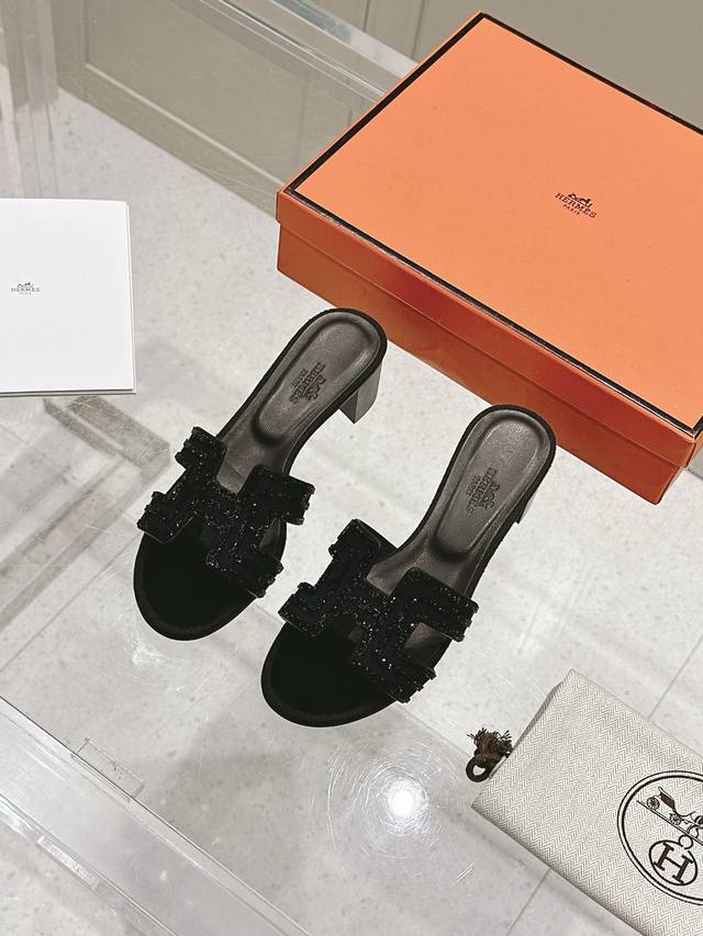 Hermes 爱马仕 H 粗跟 拖鞋Oran凉鞋系列！ 时尚又百搭 超级舒服 每个细节都做到极致 原版Swift小牛皮 原版1:1独家私模鞋面 原版真皮沿条大底