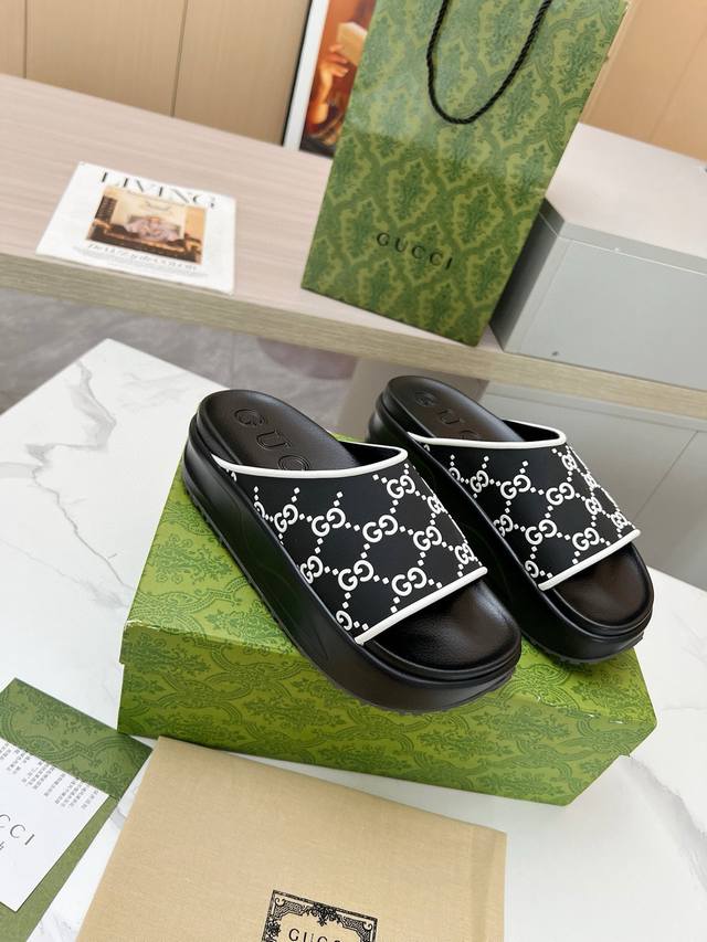 Gucci 古奇 春夏最新爆款凉鞋松糕厚底拖鞋系列 欧式风格 上脚非常完美,穿搭上配此鞋，优雅大方，晶莹剔透，不同材质，肌理的表现，极具浓厚的艺术气息。 材质：