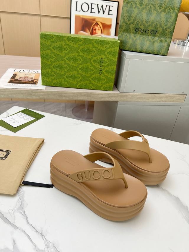 Gucci 古奇 顶级专柜！ 官网同步 独家首发 古奇字母厚底人字拖 夹脚拖小红书推荐 明星同款 原版开模 代购版本， 高端无臭材质，原版字母，私膜防滑大底。