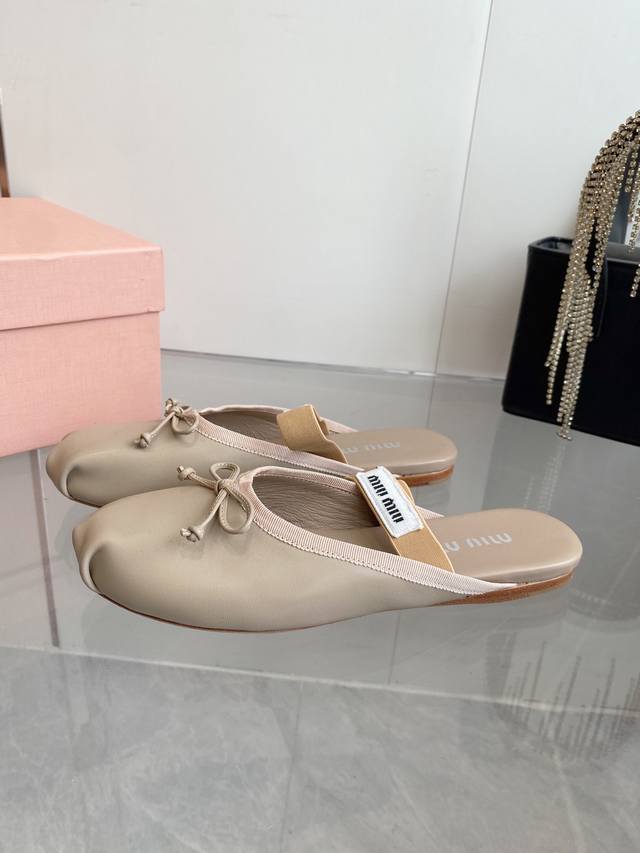 出厂价P 新款新色 25Ss Miumiu法式仙女芭蕾舞跳舞鞋！它带着美貌来啦！新款 太仙女啦！每一个颜色都那么好看，缎面搭配颜色特别高级！圆了你的芭蕾舞梦！M