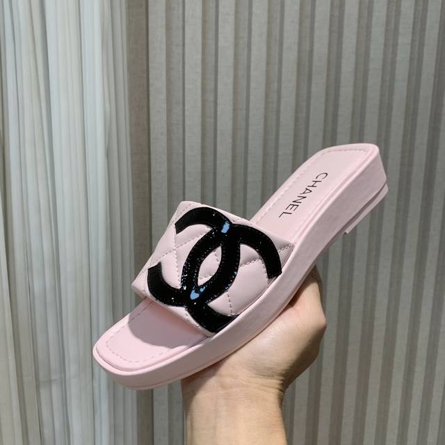 Chane*｜小香25P春夏新品 双C拖鞋懒人拖 这一季的春款真的太爱了！ 点缀的双C非常好看大气百搭 逛街、约会、通勤都都能轻松驾驭