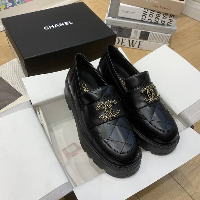 高版本小香家单鞋Chane*｜，大爆款！小香 B官网香奈儿秋冬秋鞋单鞋，系列新品乐福鞋满满的复古风 秀气的鞋型 看着就很讨喜，小圆头 衬托脚也变得瘦瘦的，上脚给