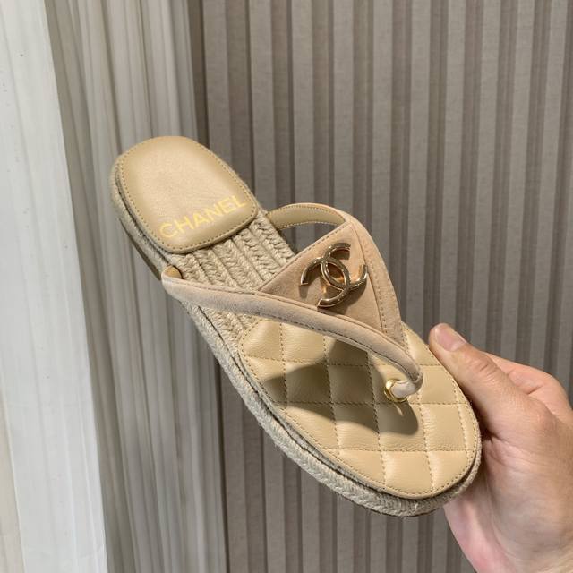 Chane* ｜小香25P春夏新品 秀场双C夹脚人字拖 夏天的人字拖莫名让人感到自由 鞋面镶嵌了双C标志 太精致了 也太好看了吧 上脚超秀气显白！ 鞋面选用原版