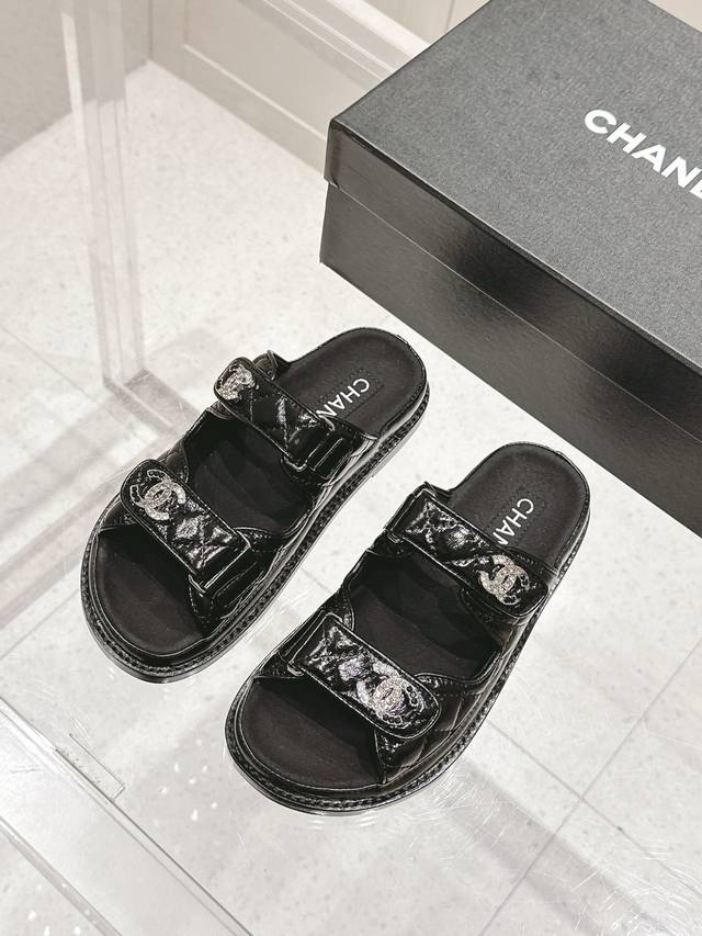 代购级布面440 皮面 Chanel 25Ss 春夏沙滩拖鞋 凉鞋 系列 香奈儿 国内国外专柜断货王，找遍国内专柜心心念念终于到手 第一眼开箱看到实物让我太惊讶