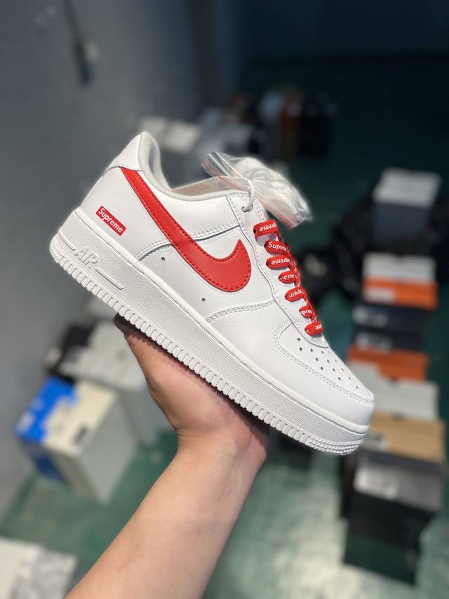 中国限定 Supreme×Nike Air Force 1 07 Low “白红” 联名空军一号低帮休闲板鞋 原鞋开发 原盒原包装 原楦头原纸板 配件齐全 纯正