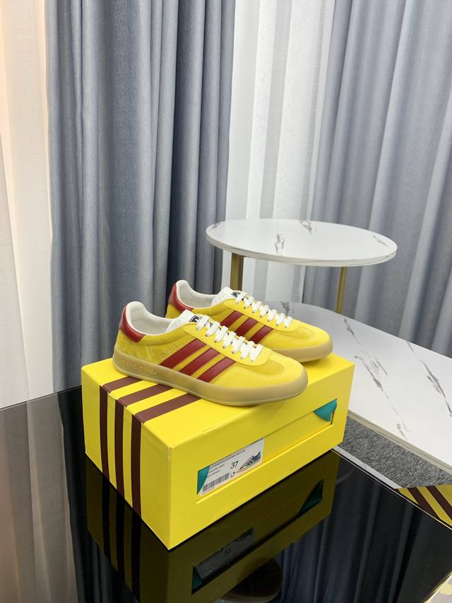 顶级版本 全新升级对版 Adidas X Gucci联名款运动鞋 情侣款休闲板鞋 爆款 融汇两个品牌丰富且历史悠久的典藏元素，联名系列在三根线条的组合中承袭品牌
