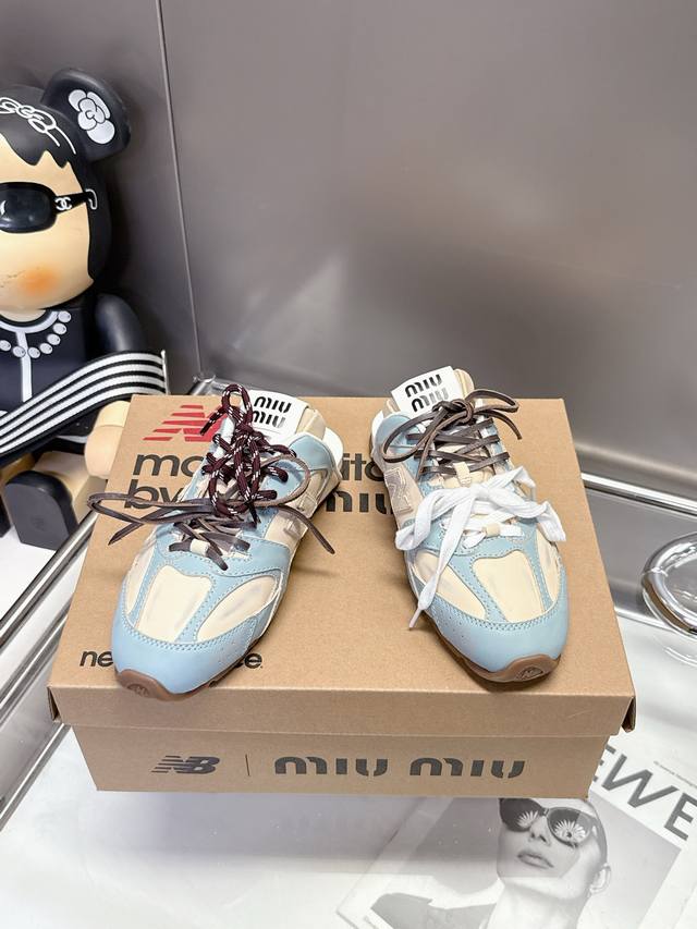 Miu Miu半拖运动鞋演绎着运动与优雅的完美融合。网面的灵动轻盈，赋予双脚自由呼吸的空间，皮革的精致质感，彰显着奢华的格调。它们巧妙拼接，似一场创意的对话，碰