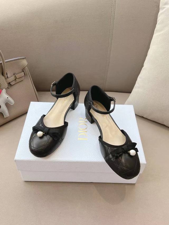 Dior 芭蕾鞋是二零二五早春系列新品，融入 Dior 高订元素重新诠释经典图案。采用黑色绗缝牛皮革精心制作，饰以藤格纹图案，正面饰以精美的罗缎蝴蝶结，点缀以灵