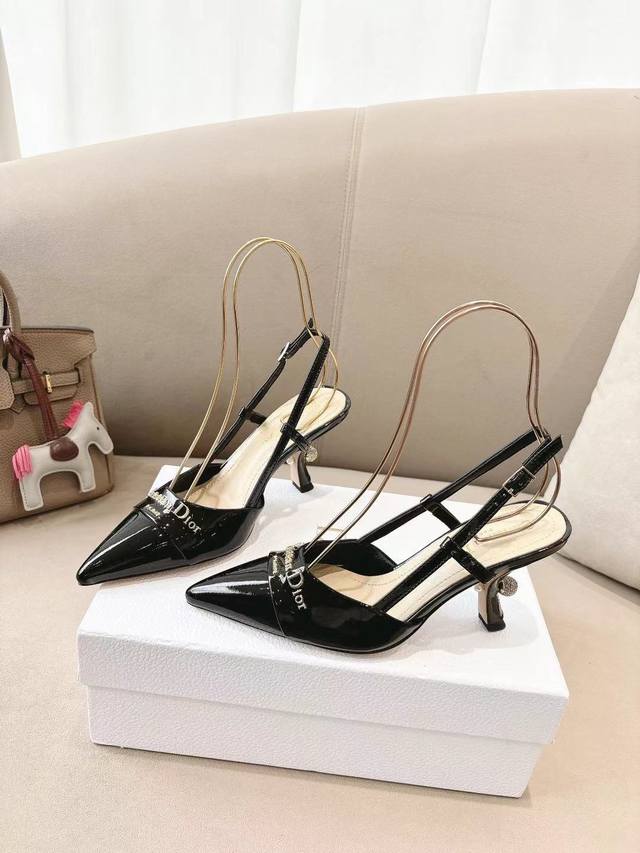 Dior2025 春夏新品钢印字母Logo单鞋 凉鞋系列 单鞋 高跟鞋 顶级版本 延续D家永恒经典！这款鞋低调不失华丽 性感又不显张扬 鞋型是大家都爱的秀气款