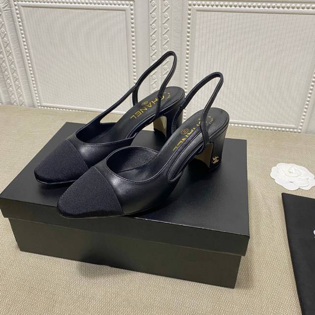 Chanel 春夏季经典拼色粗跟侧空凉鞋 时尚走秀款A级羊皮面料羊皮内里+垫脚，真皮大底，原版复刻 拼接色混搭，内侧空包头风格，6.5Cm粗跟小Logo点缀，演