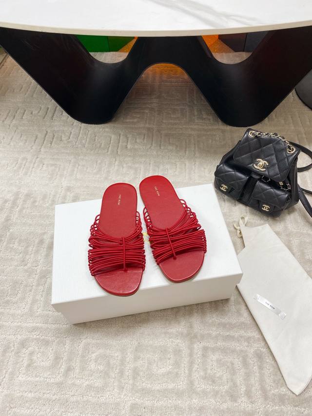 出厂 The Row新款罗马网纱穆勒拖，第一眼看到这个鞋子就爱上了，带点复古味随性搭配性感迷人好看！一贯极简风格，没有任何Logo点缀，简单即是高级 这一款包容