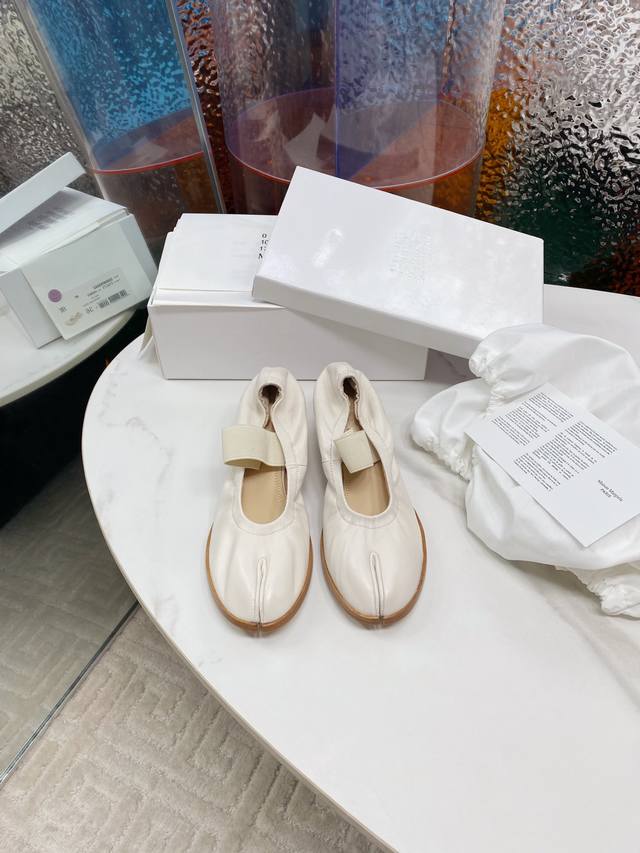出厂 Maisonmargiel* 马吉拉分指羊皮高跟单鞋 高度在5.5Cm左右 超级适中的高度，整个鞋头设计是最吸引我的，蜿蜒环绕的 绑带设计，修饰女性脚背，