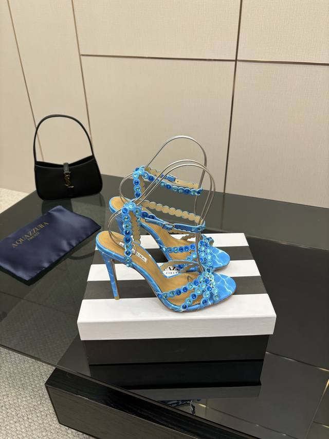 最高版出厂 Aquazzura大菠萝高跟鞋 2025春夏最新款水钻装饰凉鞋 上脚超级有气质 既简洁又时髦 太闪太美啦 美出出新高度！ 交叉设计，时尚感满满 简约
