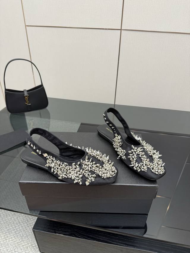 Dries Van Noten 25Ss 新款钉珠女鞋 每一双都美的像艺术品 上脚一定是非常瞩目的单品 仙女们可以冲 当代女性应该自己拥有的“水晶鞋” 鞋面：网