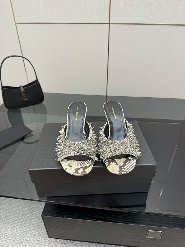 Dries Van Noten 25Ss 新款钉珠女鞋 每一双都美的像艺术品 上脚一定是非常瞩目的单品 仙女们可以冲 当代女性应该自己拥有的“水晶鞋” 鞋面：蛇