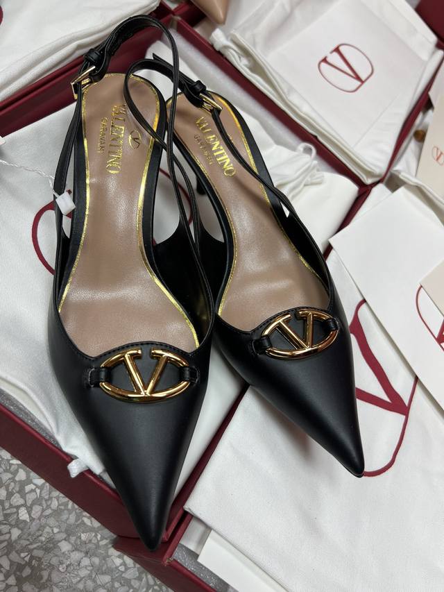 冲量价: Valentino 华伦天奴 最火爆新品 新款穆勒鞋 也太好穿啦... 最新Logo饰扣 与性感尖头完美结合简直是夏天时髦巅峰原版复刻 大底：意大利真