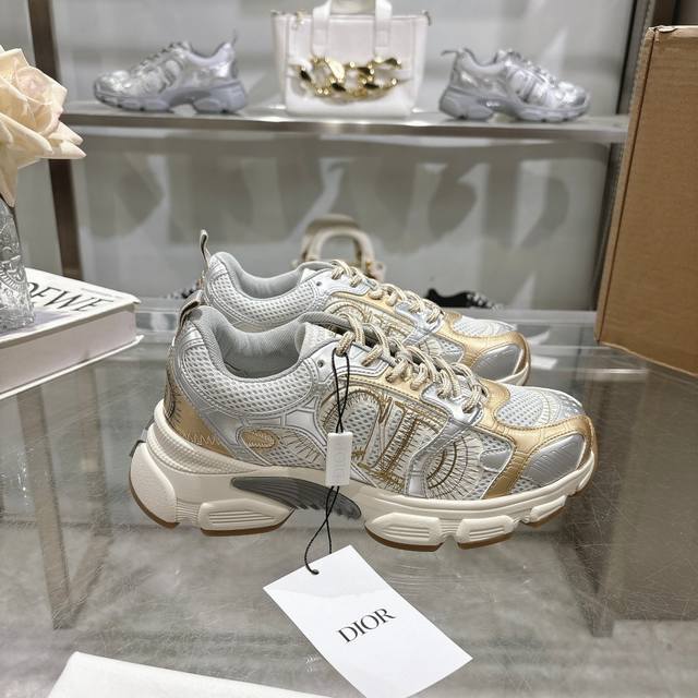 冲量价: 这款 Dior Chrono 运动鞋是二零二四秋季成衣系列新品，以 Dior 的高订风格重新演绎跑步鞋。白色网眼织物搭配裸色和银色调层压皮革效果镶片，