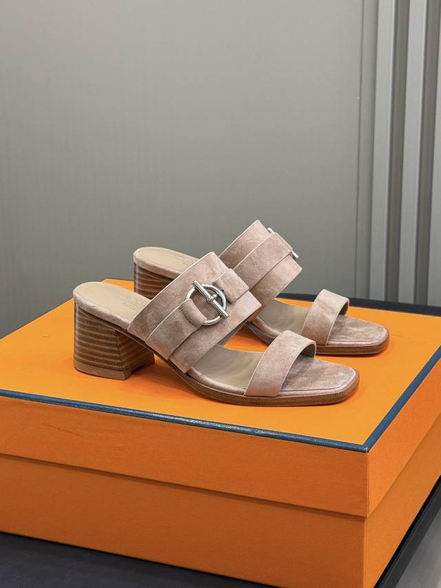 顶级品质 Hermes Kute凉鞋新品 小牛皮高跟凉鞋，搭配标志性Glenan鞋扣。 航海风格，打造都市优雅造型。 鞋跟高度：6厘米 Size 35-41