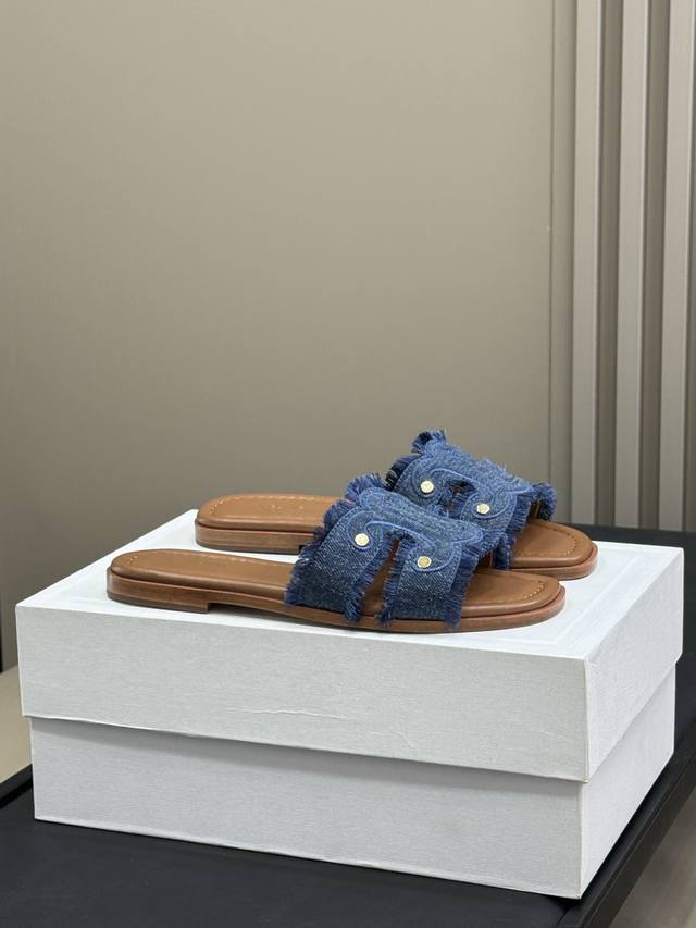 顶级品质 Celine Ss25 牛仔拖鞋 对版面料终于出炉哈，100%对版的！ 早鸟版的面料基本不对版！ 水洗牛仔面料，鞋底牛皮包裹，造型好看超有质感的！大底
