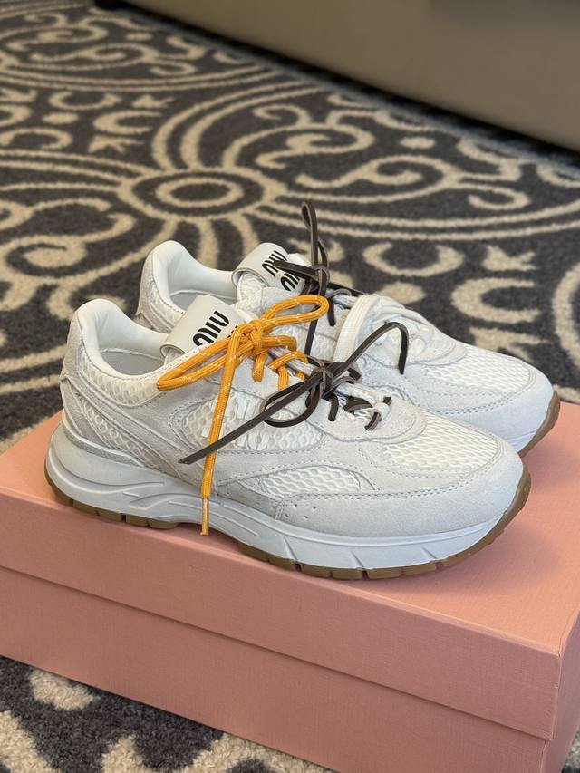 顶级品质 Miumiu X Nb又有了新的联名球鞋！！ 之前的Miu Miu X New Balance 联名鞋子火的一塌糊涂，这次又来了老爹鞋款，新的联名系列