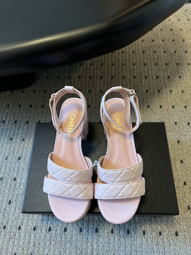 顶级品质 Chane* 25Ss香奈儿春夏厚底高水台凉鞋 丑萌啊，经典菱格加持 小羊皮材质和丝绒两种材质！菱格厚底松糕拖鞋 夏天一定要入的拖鞋系列 可文艺可时髦