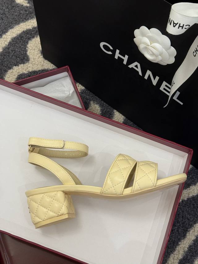 顶级品质 Chanel Ss25 蜜儿拖鞋 凉鞋系列 小羊皮材质，格纹加持，精致 小粗跟，跟高5Cm，很舒服 Size 35-42