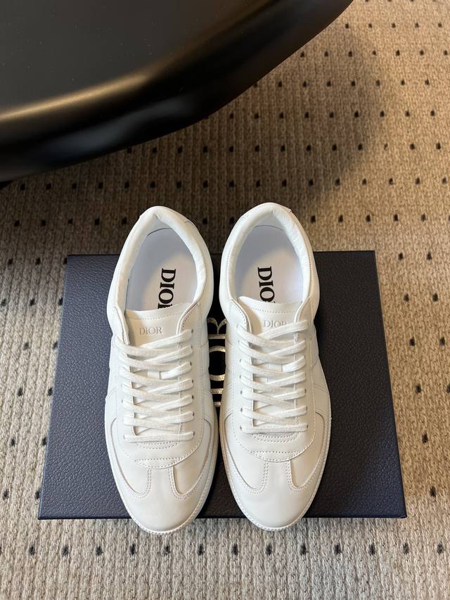 顶级品质P 迪奥Dior 情侣款C ‘ Est 25Ss 新款休闲鞋运动鞋板鞋小白鞋 彰显醒目而时尚的风范。精心制作，鞋面设计风格搭配超级时尚，细节也增添一丝优