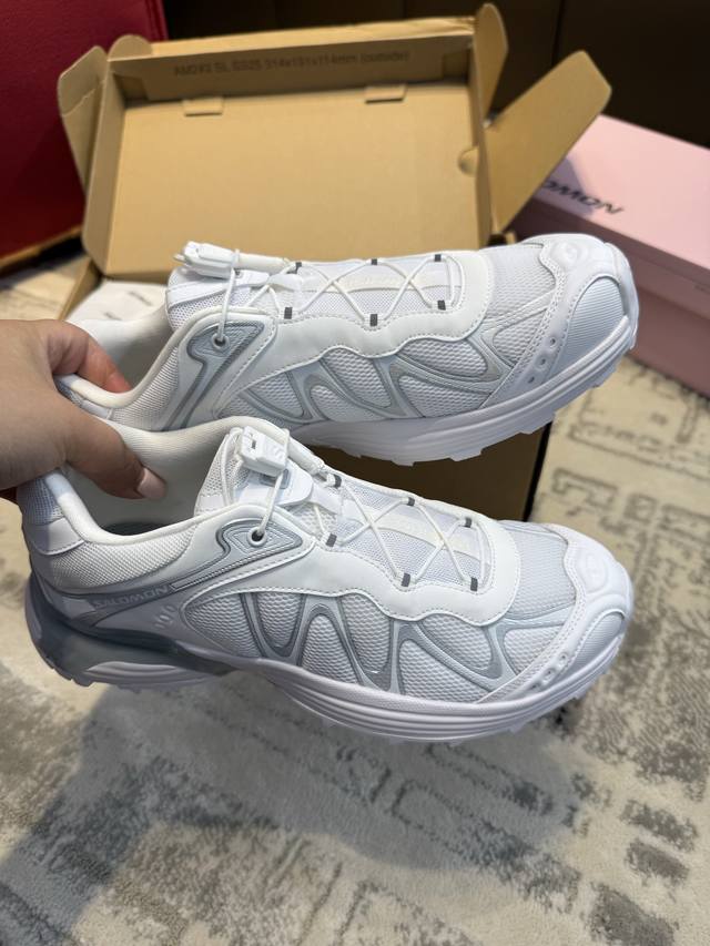 顶级品质 Salomon Xt-Whisper 创造无界多元美感，开启时尚潮流新篇章 初代Xt-Whisper诞生于2009年，是Salomon首双女性专属越野