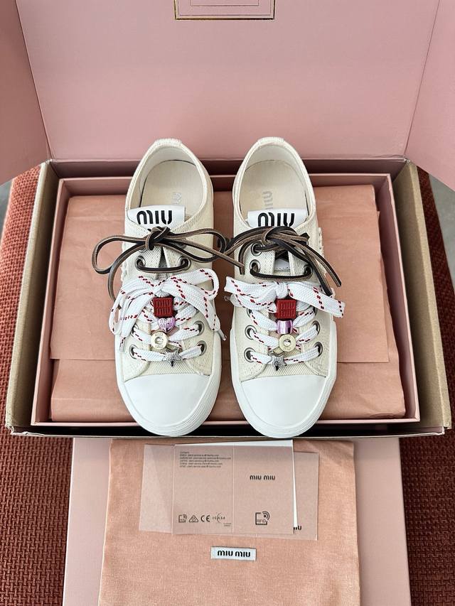 顶级品质 * 25Ss春夏水洗丹宁牛仔运动鞋｜原版购入代购级别 -象牙色 材质与工艺： 原版水洗丹宁牛仔 原版织物衬里 鞋面搭配橡胶趾帽 鞋舌和鞋垫均饰有丝印徽